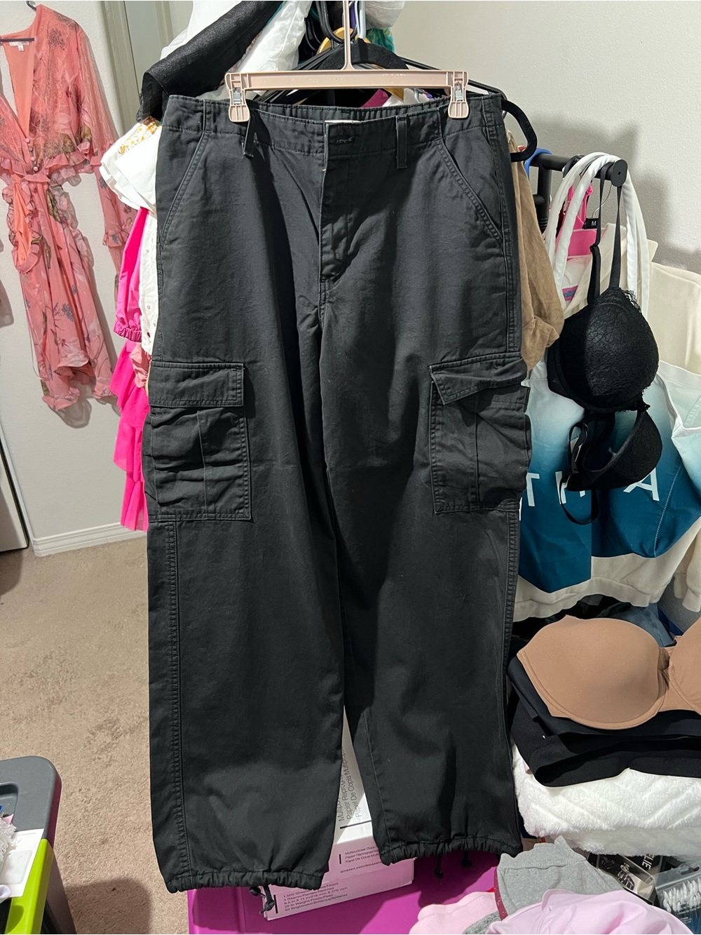 Levi’s Woman’s 94 Baggy Cargo Pants Bundle - Picture 12 of 16
